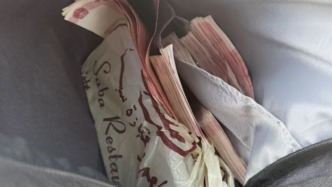 帶重病父親求醫(yī)撿6.5萬(wàn)元現(xiàn)金，女子直接交給警察：可能也是失主的救命錢