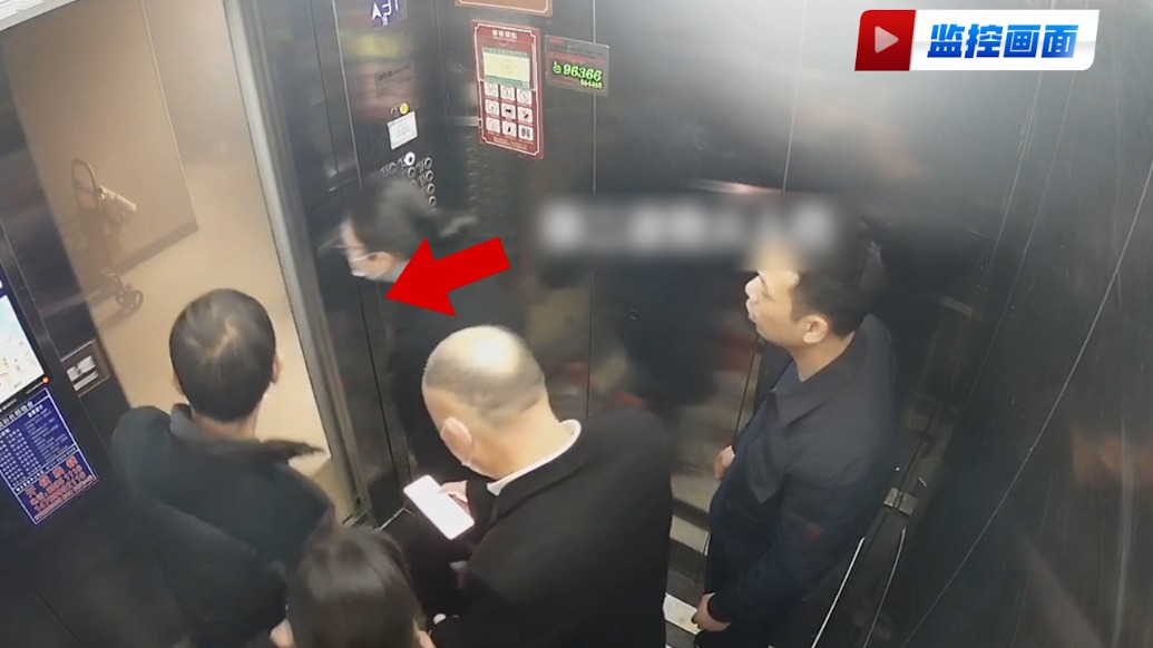 居民家中著火，小區(qū)保安戴口罩、防毒面具沖進(jìn)去幫撲滅