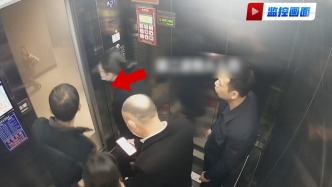 居民家中著火，小區(qū)保安戴口罩、防毒面具沖進(jìn)去幫撲滅