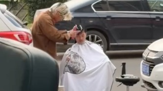 因輪椅出入問題被拒多次后，殘疾人顧客遇暖心理發(fā)師把服務(wù)“搬”到店外