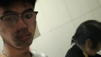 17歲少年火場中抱著奶奶逃生：我是奶奶帶大的，現(xiàn)在輪到我照顧她了