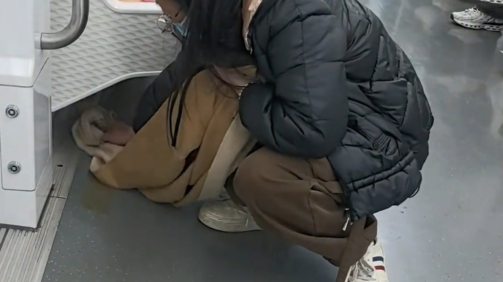 女子打翻奶茶用自己围巾擦净,苏州地铁留言点赞