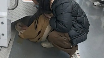 女子打翻奶茶用自己圍巾擦凈，蘇州地鐵留言點(diǎn)贊