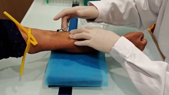 00后男生練“飛針”采血最快穿刺0.6秒回血