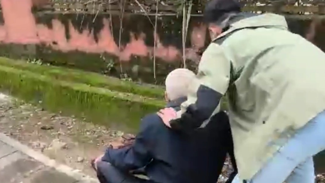 男子邊拍視頻邊扶起摔倒老人：我是退役軍人，即使被訛也得救人