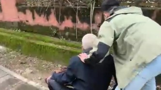男子邊拍視頻邊扶起摔倒老人：我是退役軍人，即使被訛也得救人