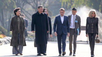 習(xí)近平同法國(guó)總統(tǒng)馬克龍?jiān)诔啥歼M(jìn)行友好交流