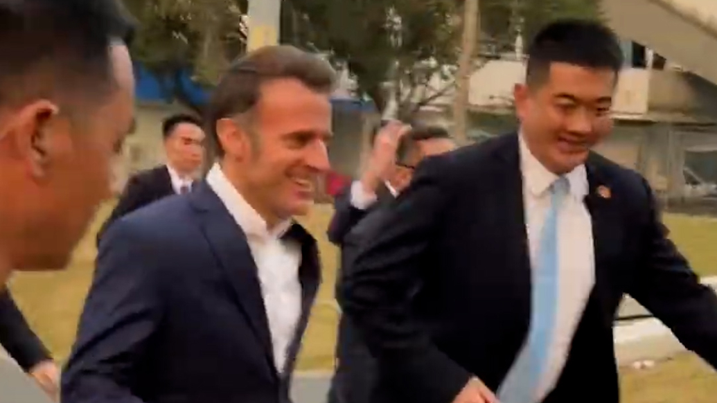 马克龙一路奔向人群，中国民众热情互动