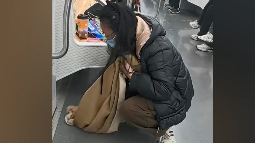 女子地铁上打翻奶茶用围巾擦净，苏州地铁点赞：我们给你准备了新围巾