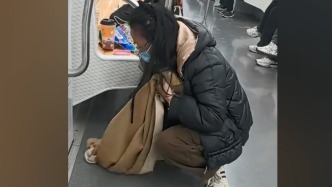 女子地铁上打翻奶茶用围巾擦净，苏州地铁点赞：我们给你准备了新围巾