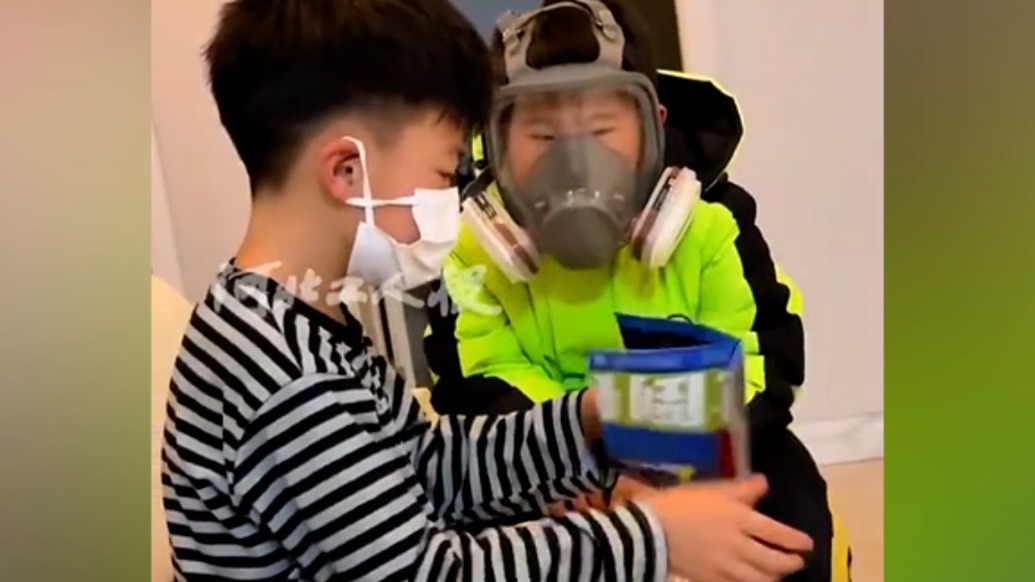 這哥們能處！男孩患甲流沒去學(xué)校，同學(xué)戴“防毒面具”上門探望