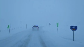 新疆喀納斯景區(qū)解除道路臨時交通管制，此前因降雪有游客受困