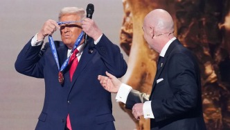 “迫不及待戴上獎(jiǎng)牌”，特朗普獲頒國(guó)際足聯(lián)新設(shè)的首個(gè)“和平獎(jiǎng)”