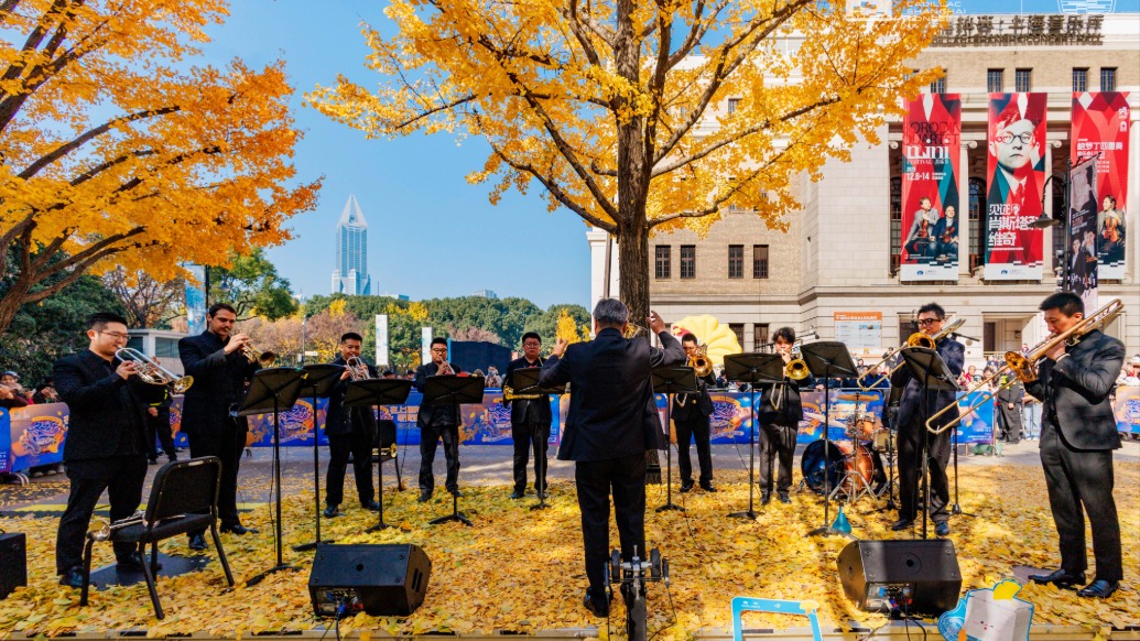 银杏树下的音乐会,太浪漫!