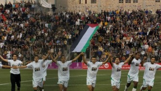 家園遭創(chuàng)，巴勒斯坦足球?yàn)閼?zhàn)火中的加沙民眾點(diǎn)亮希望