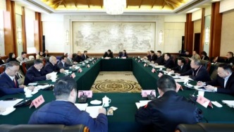 昆明市委书记在腾冲召开恳谈会，与6位院士和7位企业家面对面