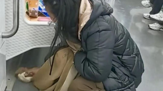 女乘客不慎打翻奶茶后解下圍巾擦干地面，蘇州地鐵送上新圍巾