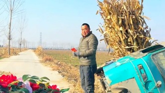 “别错过吉时”，小路相遇，大哥直接推倒自己的三轮车给婚车让路