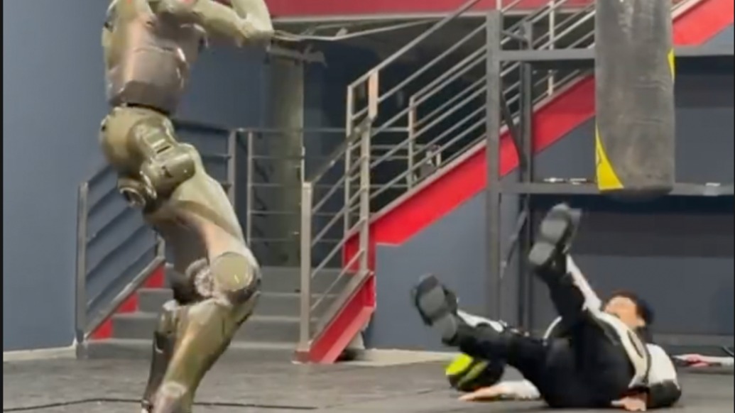 众擎CEO被“打工机器人”一脚踹翻:若不戴护具绝对会骨折