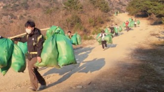 為山野減負(fù)，浙江大雷山數(shù)十名驢友肩挑垃圾下山
