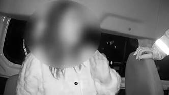 涉嫌醉駕被查，女子情緒激動血檢時用頭撞墻