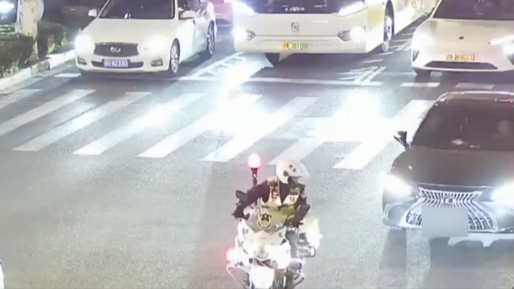 “路線我都想好了，你們跟著我開！”幼童突發(fā)急癥，鐵騎車流中開辟綠色通道