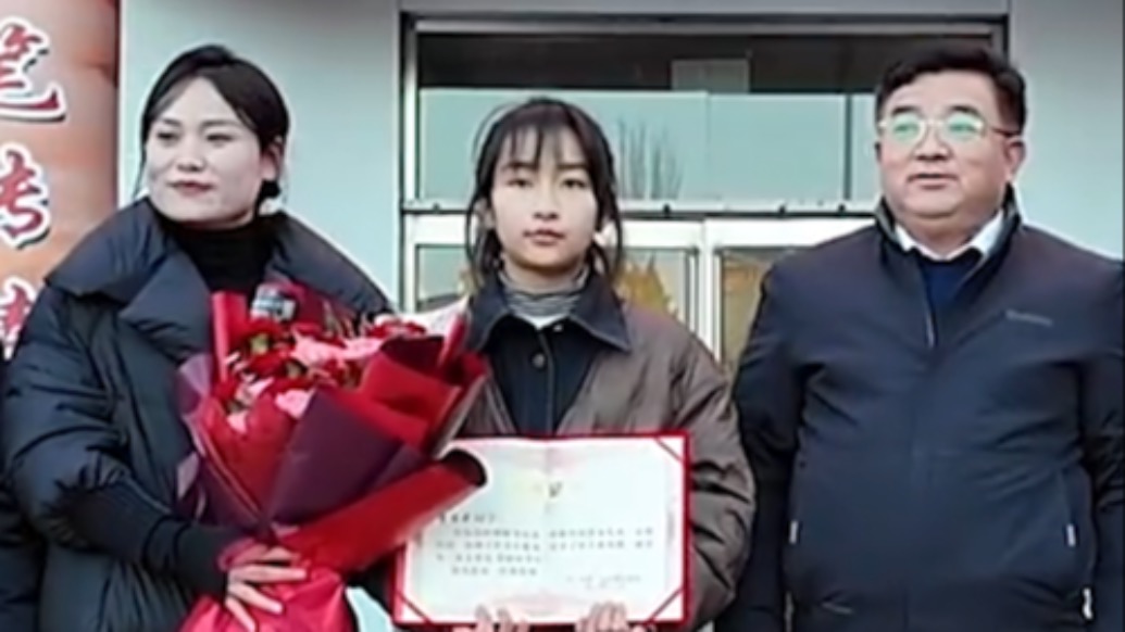 全網(wǎng)尋找的李佳婷找到了！她被學(xué)校表彰為“見義勇為美德好少年”