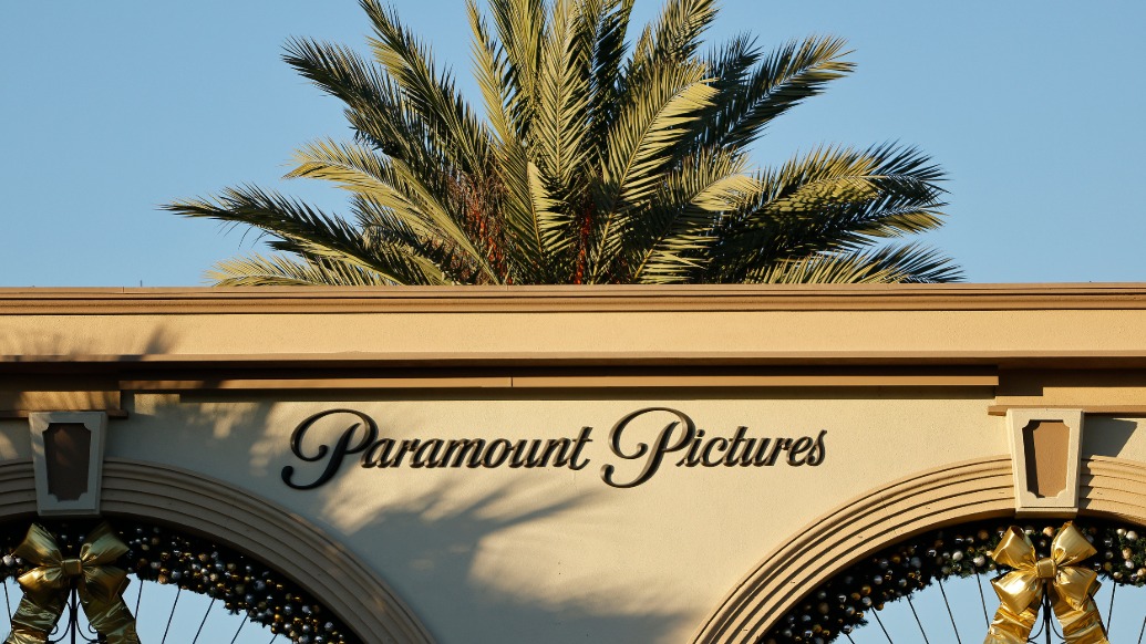 多掏176亿美元!派拉蒙对华纳兄弟发起敌意收购,奈飞算盘或落空