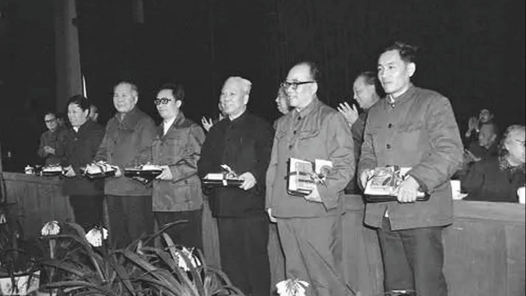 历史上的今天｜1982年12月15日，首届茅盾文学奖授奖仪式举行