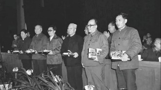 历史上的今天｜1982年12月15日，首届茅盾文学奖授奖仪式举行