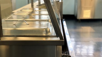 两高案例警示校园餐腐败：湖北一校长贪污餐费90万获刑4年