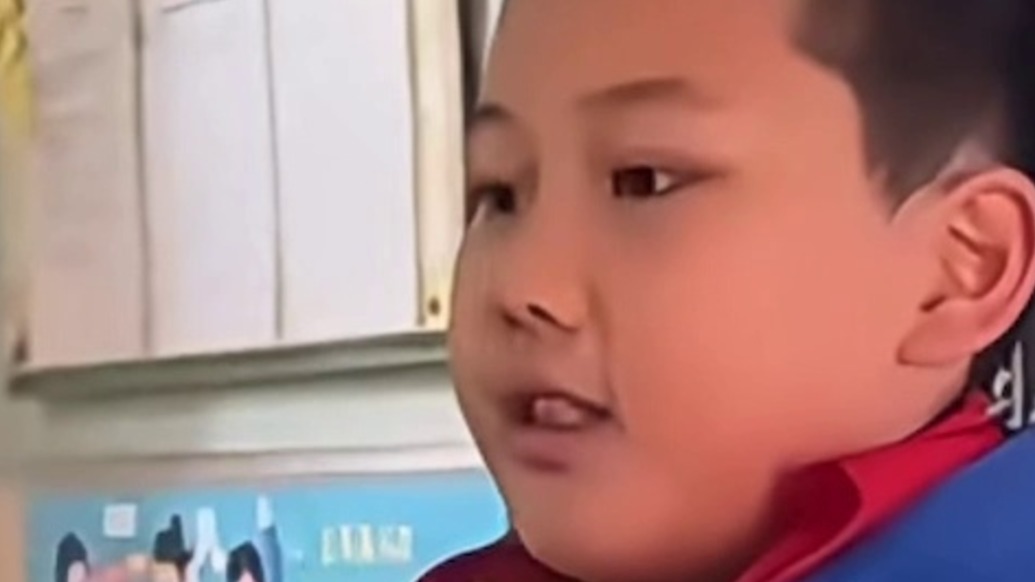 校服被寫上“2B”遭同學(xué)起哄嘲笑，9歲男孩勇敢發(fā)聲！