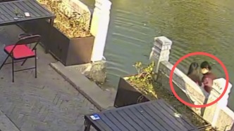 女子在河边洗衣服不慎落水，两名附近商家女员工出手合力拽上岸