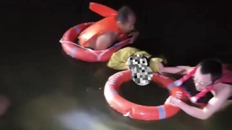 凌晨有人落水，兩名釣友下水施救，十余名釣友打開頭燈“護(hù)航”