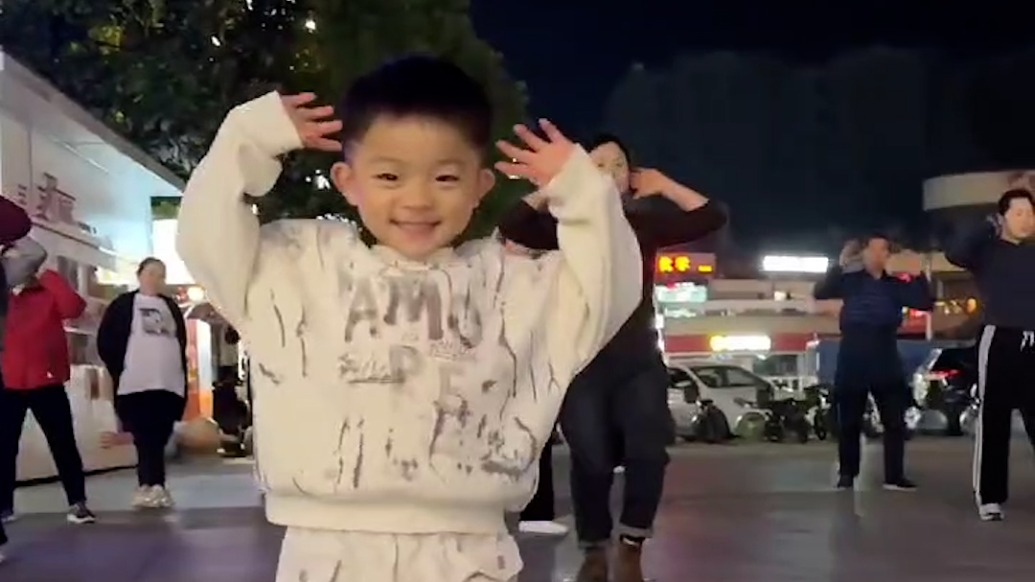 4歲半男孩迷上廣場舞，舅舅：他跟外婆跳了2年，現(xiàn)在C位領(lǐng)舞