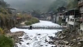 桂林龍勝一河段水面出現(xiàn)白色泡沫，環(huán)境局：企業(yè)廢水外溢所致，已責(zé)令停業(yè)整改