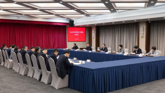 聚焦重點(diǎn)、精準(zhǔn)發(fā)力，鞏固拓展經(jīng)濟(jì)回升向好勢頭！龔正主持召開2026年經(jīng)濟(jì)領(lǐng)域工作思路座談會(huì)