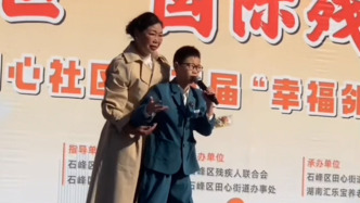没放下的话筒，藏着不屈的信念！株洲13岁脑瘫少年摔倒后坚持唱完致谢