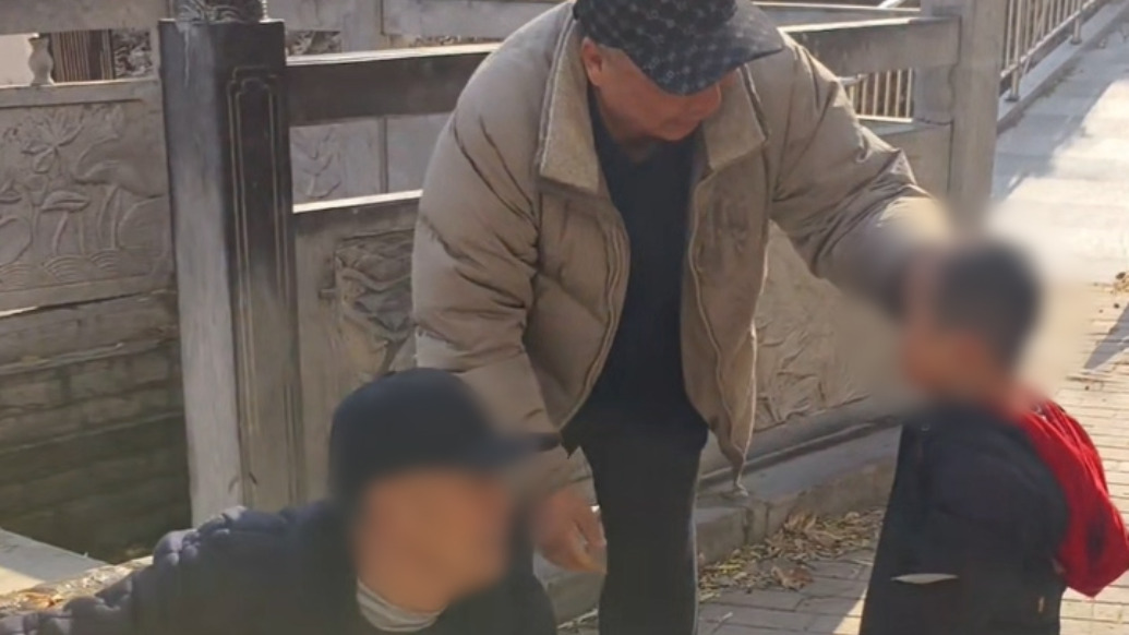 男童落水爷爷施救后无法上岸,路过六旬大爷果断营救成功拽起