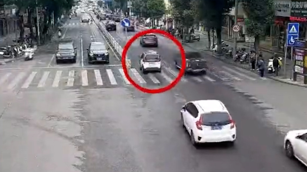 “跟上警車，跟我走！”交警為誤食鼠藥孩童緊急開道