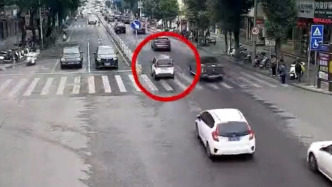 “跟上警車，跟我走！”交警為誤食鼠藥孩童緊急開道