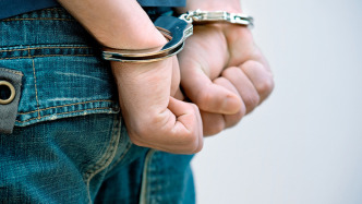 成年前干票大的被抓也能很快放出来？半月谈：一些未成年人为犯法而学法