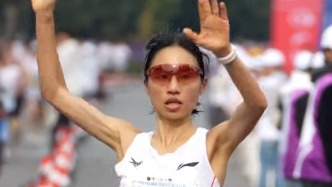 “最快女護士”違規(guī)兼職取酬、以虛假理由獲取調休被警告？醫(yī)院：將通報