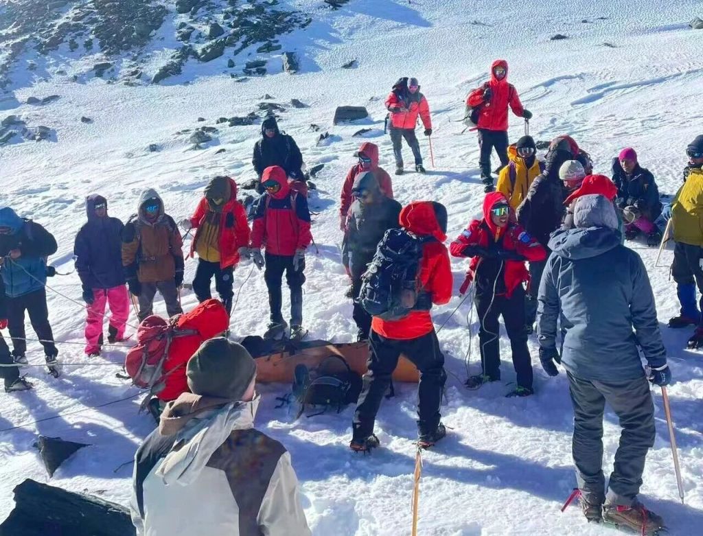 哈巴雪山封山期一男子违规进山,在海拔5050米处不幸滑坠遇难 32 resize,w 1024