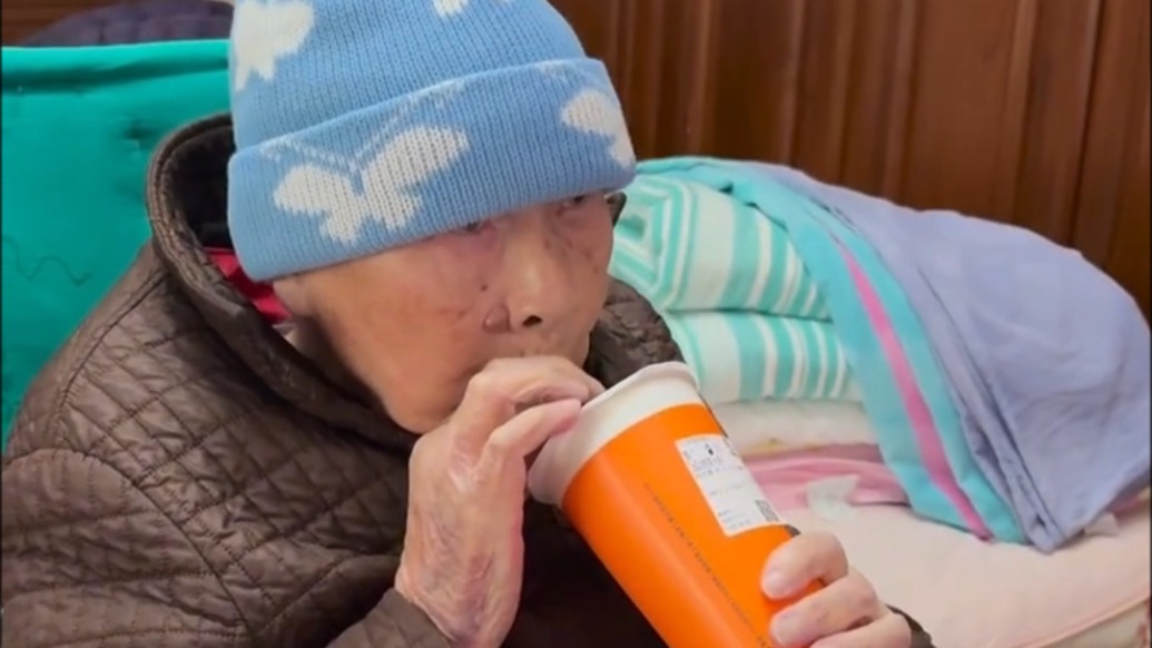 “百岁钟姐”喝奶茶、嗦酱蟹走红，家人揭秘为何“啥都吃”