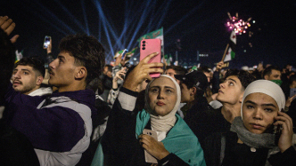 敘利亞政權(quán)更迭一周年：外交破局與脆弱安穩(wěn)，街頭燃起煙花