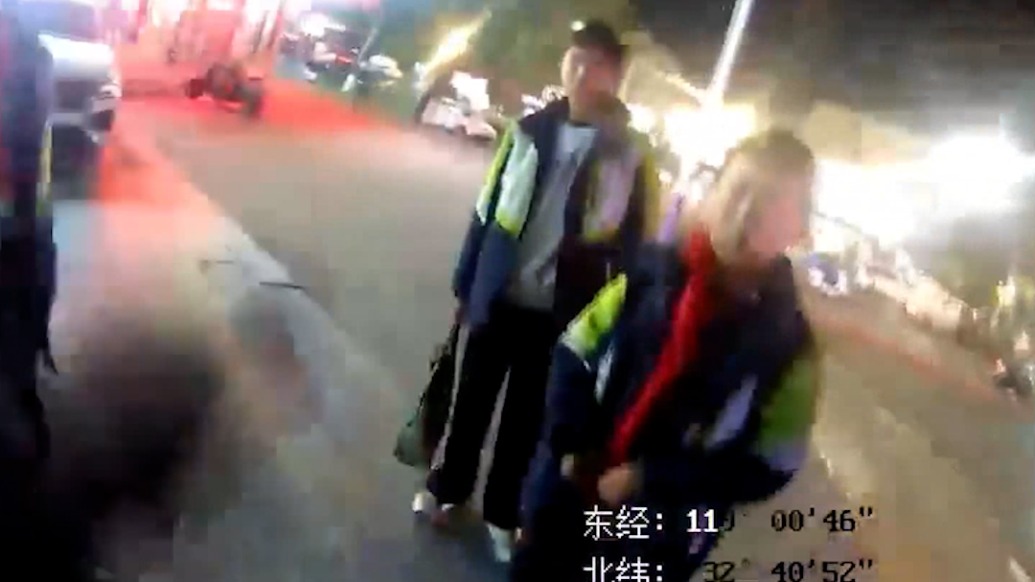 最暖的“误判”！老人坐路边歇脚，小学生以为迷路帮报警