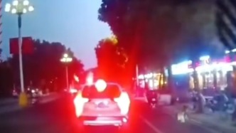 四川眉山一出租車操作不當(dāng)失控在非機動車道連撞多人，致6人受傷