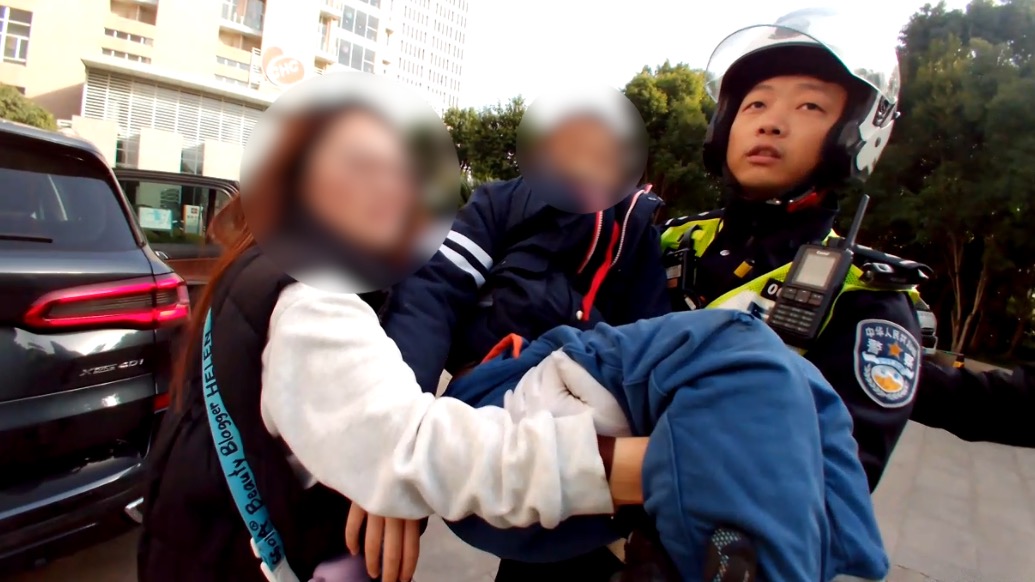 孩子上學(xué)路上意外受傷，騎警僅用5分鐘將其送往醫(yī)院