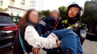 孩子上學路上意外受傷，騎警僅用5分鐘將其送往醫(yī)院